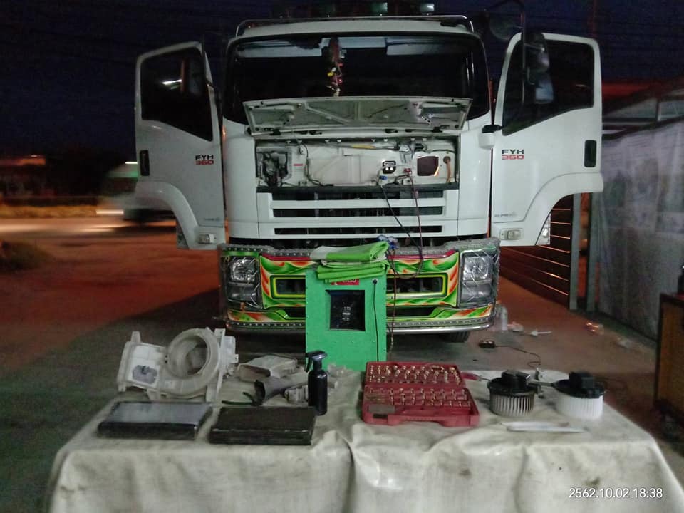ซ่อมแอร์ ISUZU FYH 360 (งานด่วนยามค่ำคืน) เช็ครั่ว เปลี่ยนคอยล์เย็น เปลี่ยนโบเวอร์ เปลี่ยนไดเออร์ เปลี่ยนน้ำมันคอม แว็คคั่มศูนย์ญากาศพร้อมเติมน้ำยาแอร์